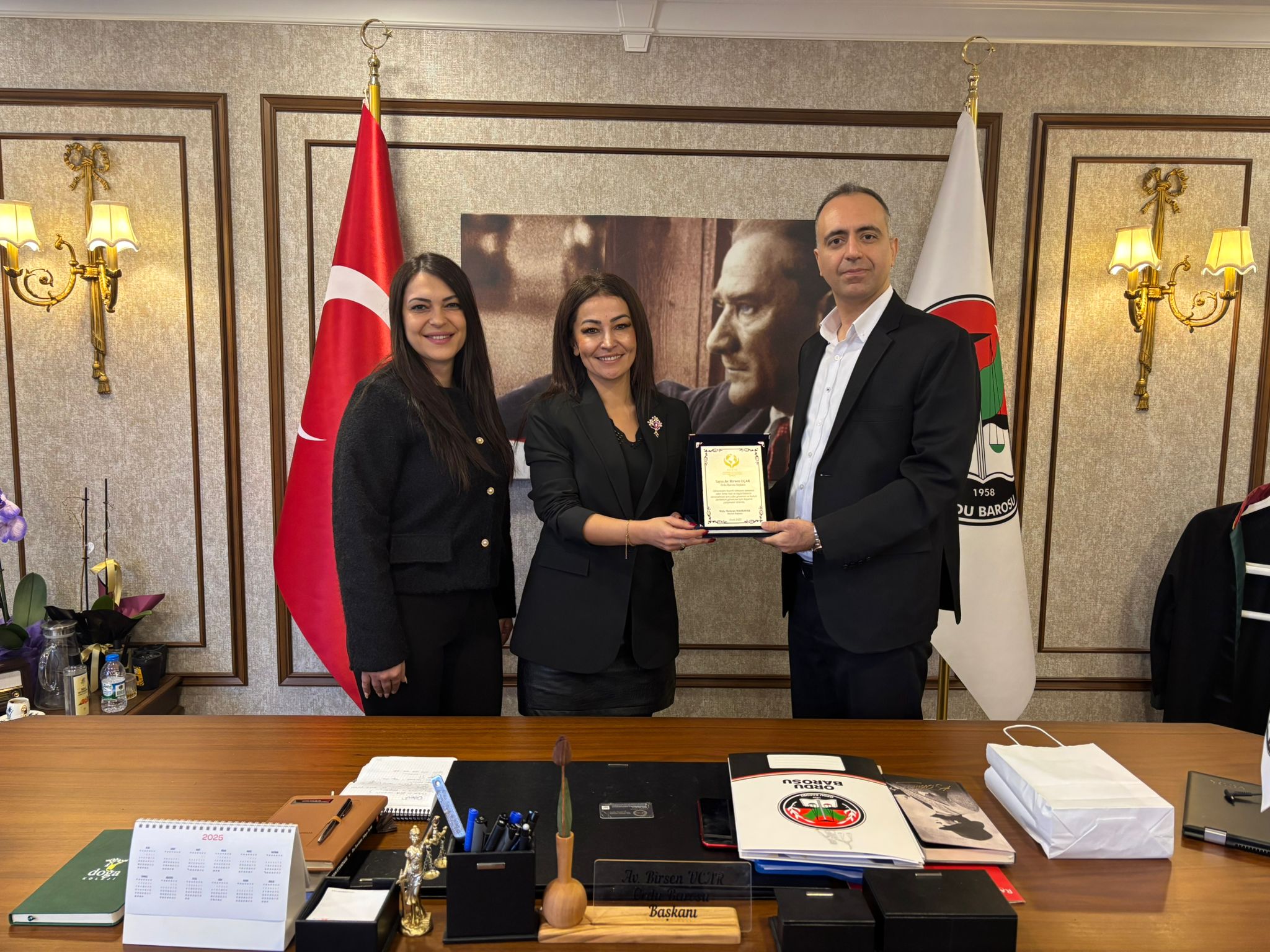 •	Karadeniz Uluslararası Dayanışma Ve Toplumlaşma Derneği Başkanımız Sayın Müh. Mehran Mahsafar Ordu Baro Başkanı Av. Birsen Uçarı Ziyarette Bulundu. Dernek Başkanımız Ve Baro Başkanımız Bu Ziyarette, Kadın Hakları Ve Bölgedeki Faaliyet Alanlarımız ’Da Hak Ve Hukukları Konusunda Fikir Alışverişinde Bulundu.  Derneğimizin Faaliyet Planları Ve Amaçları Konusunda Sayın Baro Başkanımıza Bilgiler Verilip, Görüşleri Alındı. Başkanımızın Yapmış Olduğu Ziyarete Strateji Kurulu Başkanı Sayın Nuray Başdemir Katıldı. Ordu Baro Başkanımıza Bizlere Vermiş Olduğu Desteklerden Ve misafirperverliğinden Dolayı Teşekkür Ediyor, Saygılarımızı Sunuyoruz