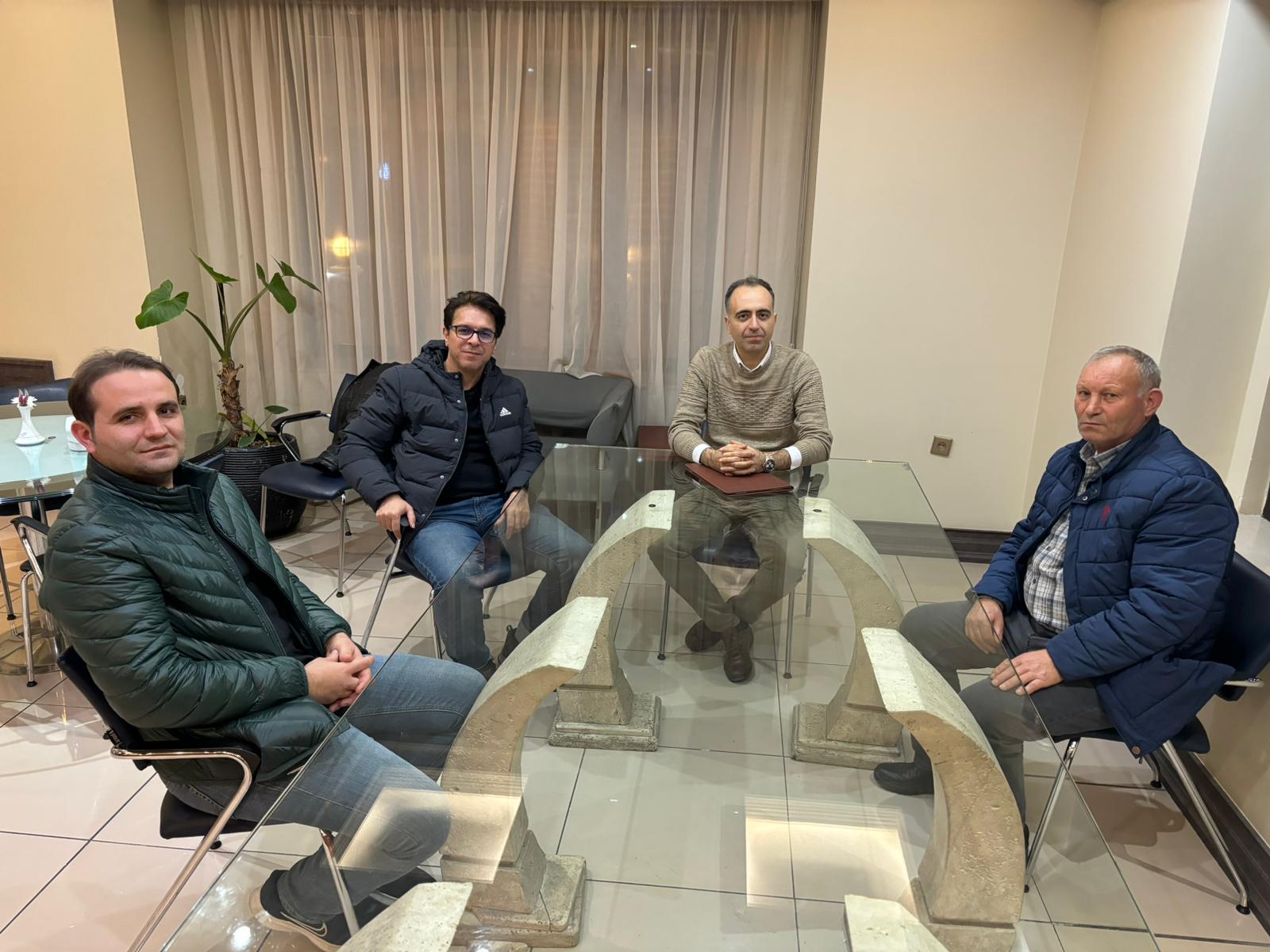 dernek başkanı, İranlı işveren Dr. Mohammad Reza Akar ile bir araya geldi